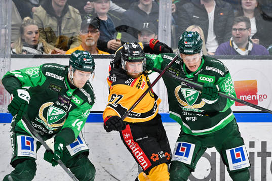 Färjestads Victor Ejdsell och Gustav Rydahl mot Luleås