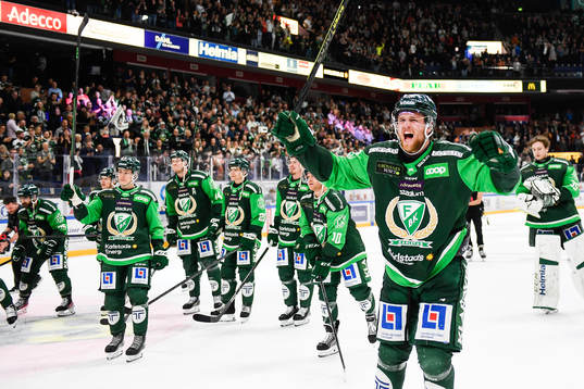 Färjestads Adam Ginning jublar