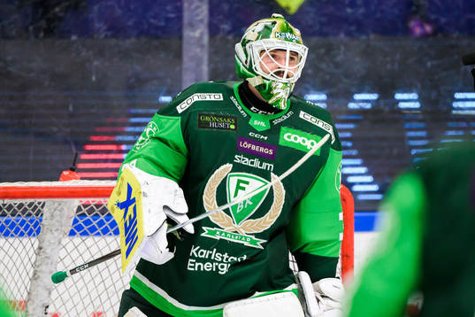 Färjestads målvakt Dominik Furch jublar