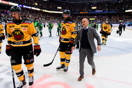 Luleås  tränare Thomas Berglund deppar med spelare