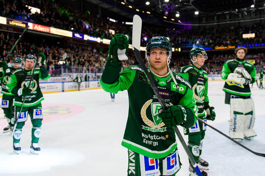 Färjestads Marcus Nilsson jublar med lagkamrater