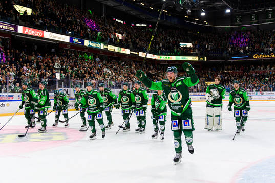 Färjestads Adam Ginning jublar med lagkamrater