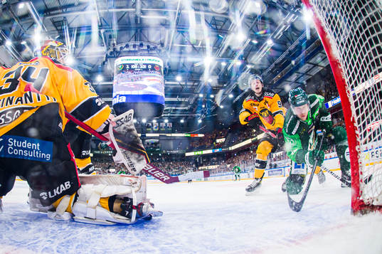 Luleås Pontus Andreasson ser på när Färjestads Daniel