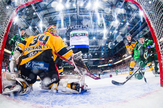 Luleås Pontus Andreasson ser på när Färjestads Daniel