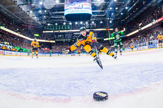 Luleås Julius Honka och Färjestads Per Åslund