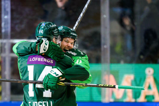 Färjestads Victor Ejdsell och Theodor Lennström jublar