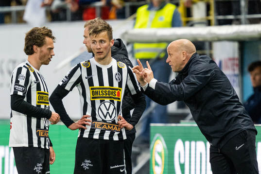 Landskronas Filip Ottosson och Melker Heier pratar med