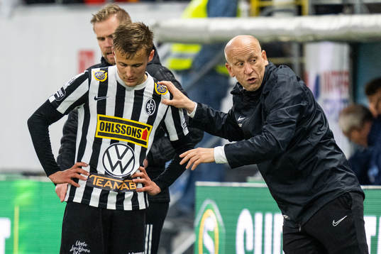 Landskronas Melker Heier pratar med tränare Billy Magnusson