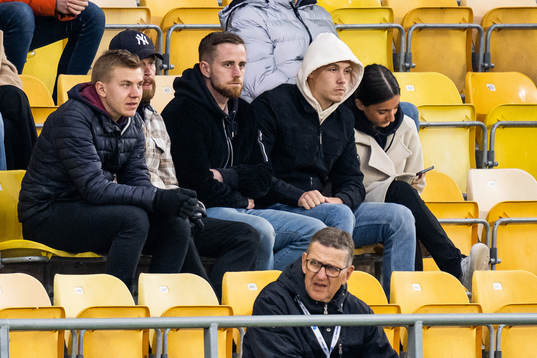 Elfsborgs Rasmus Alm och Jacob Ondrejka på läktaren