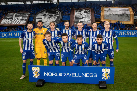 IFK Göteborgs spelare ställer upp för en lagbild