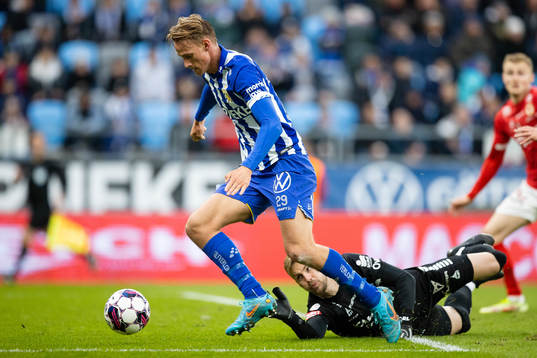 IFK Göteborgs Oscar Vilhelmsson rundar Kalmars målvakt