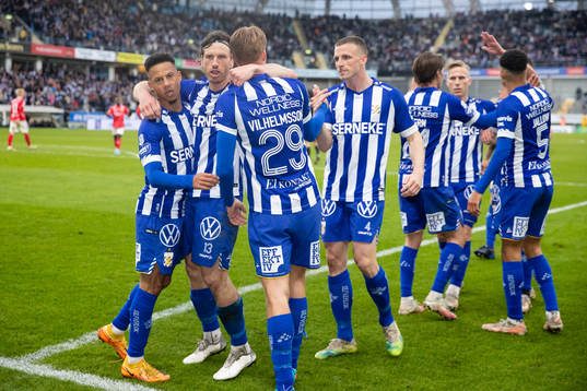 IFK Göteborgs Oscar Vilhelmsson jublar med lagkamrater