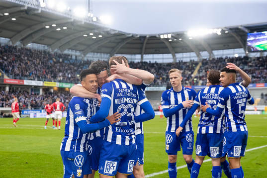 IFK Göteborgs Oscar Vilhelmsson jublar med lagkamrater