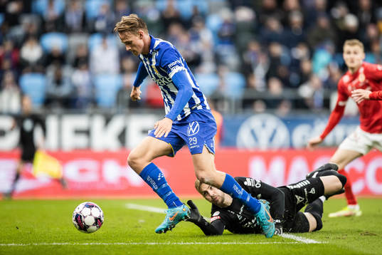 IFK Göteborgs Oscar Vilhelmsson gör 1-0 bakom Kalmars