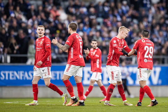 Kalmars Carl Gustafsson och Romario Pereira Sipiao  jublar
