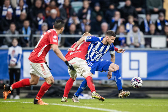 Kalmars Carl Gustafsson och IFK Göteborgs Marcus Berg