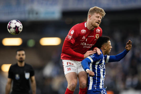 Kalmars Lars Sætra och IFK Göteborgs Tobias Sana