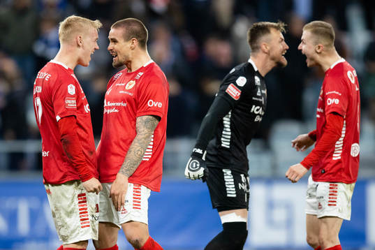 Kalmars Carl Gustafsson jublar  ihop med Douglas Bergqvist