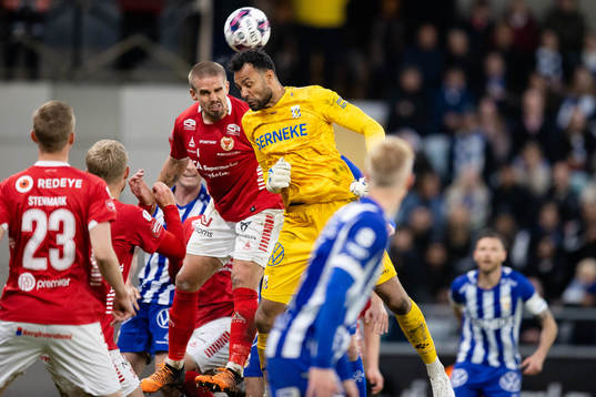 Kalmars Douglas Bergqvist och IFK Göteborgs målvakt