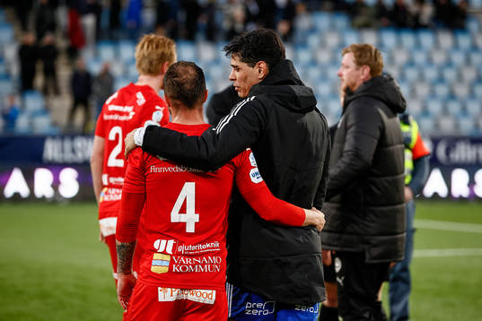 Värnamos Evaldo Nascimento Lamaur Neto deppar och tröstas