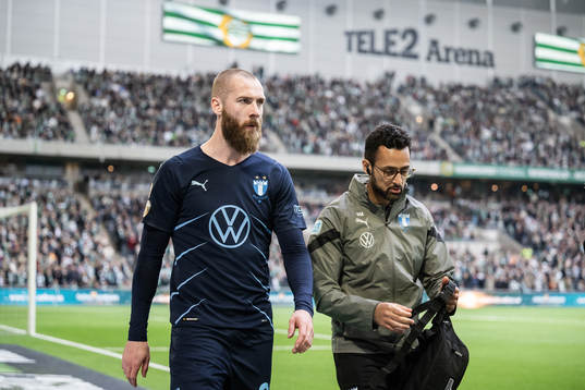 Malmö FFs Jo Inge Berget lämnar planen skadad