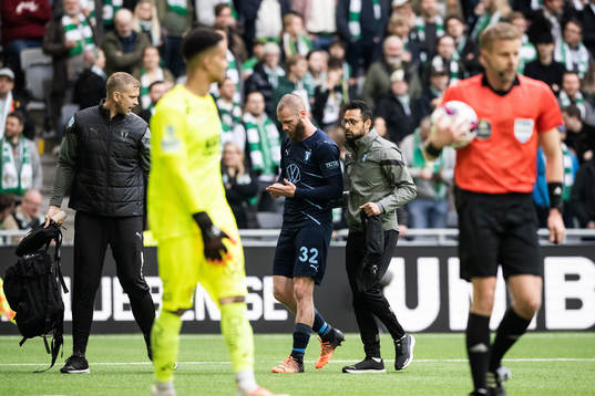 Malmö FFs Jo Inge Berget lämnar planen skadad