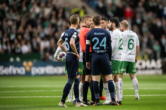 Hammarbys Nahir Besara i diskussion med domare Glenn Nyberg