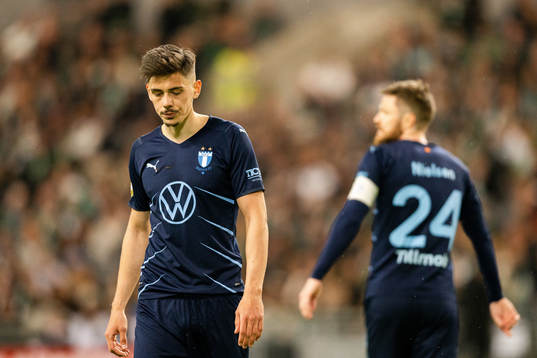 Malmö FFs Dennis Hadzikadunic deppar