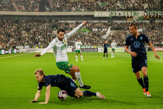 Hammarbys Nahir Besara i en kamp mot Malmö FFs Oscar