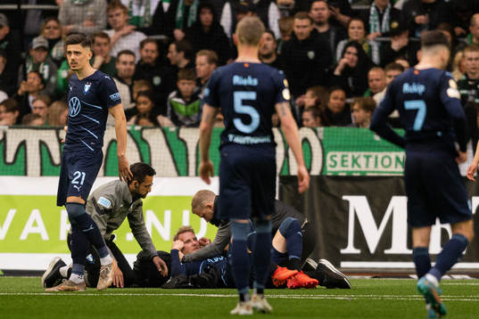 Malmö FFs Ola Toivonen har ont