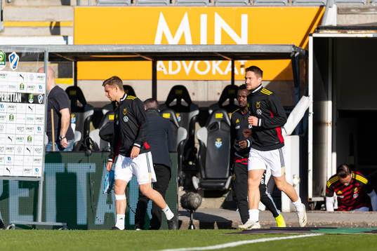Östersunds spelare före fotbollsmatchen i Superettan