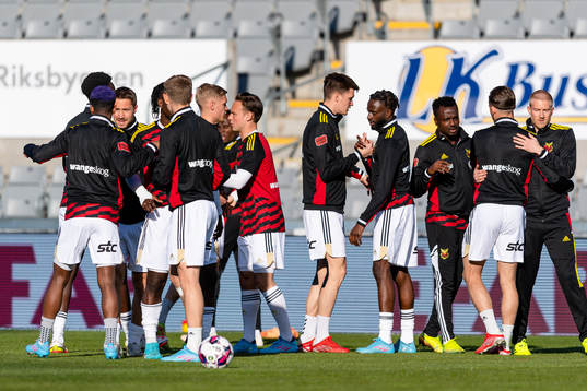 Östersunds spelare före fotbollsmatchen i Superettan