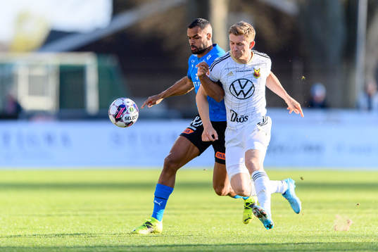 Halmstads Phil Ofosu-Ayeh och Östersunds Ludvig Fritzson
