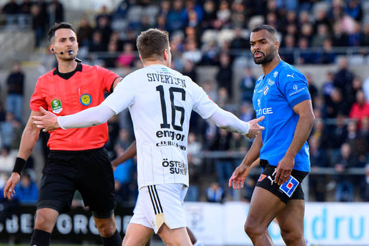 Östersunds Erlend Sivertsen pratar med Halmstads Phil