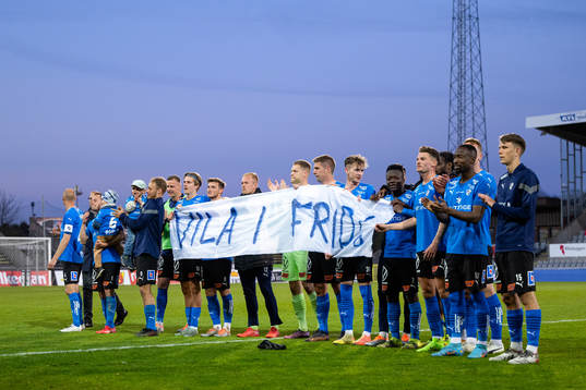 Halmstads spelare med en banderoll