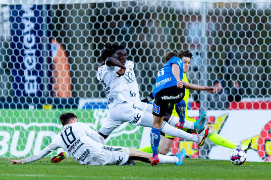 Östersunds spelare täcker skott från Halmstads Joel