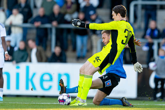 Östersunds målvakt Andrew Millsoch Halmstads Villiam