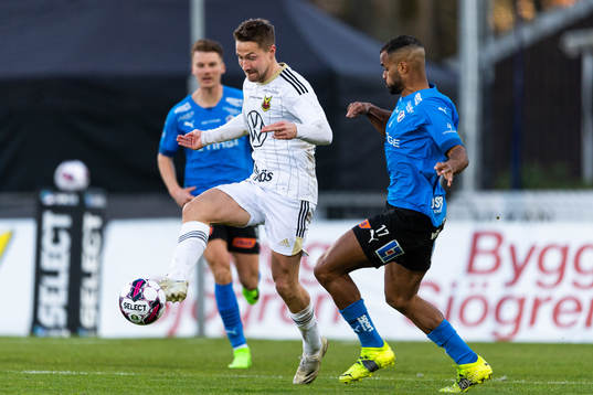 Östersunds Erlend Sivertsen och Halmstads Phil Ofosu-Ayeh