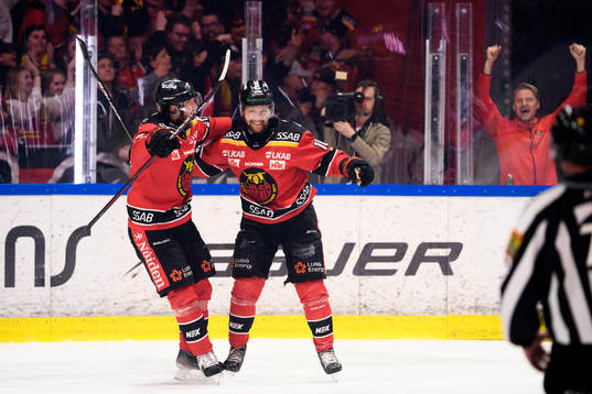 Luleås Linus Omark och Einar Emanuelsson jublar