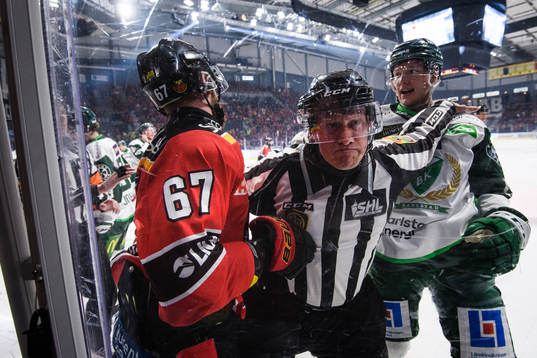 Luleås Linus Omark, Linjedomare Jan Sandström och