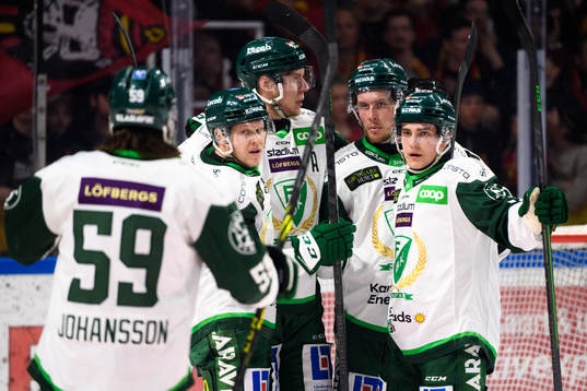 Färjestads Victor Ejdsell jublar med lagkamraterna
