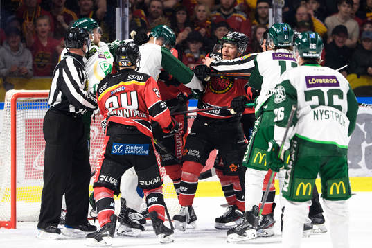 Bråk mellan Färjestads Gustav Rydahl och Luleås Erik
