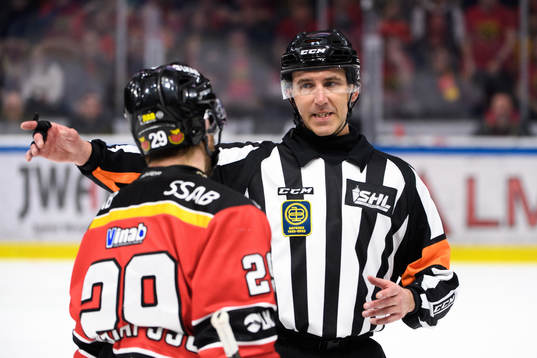 Luleås Erik Gustafsson pratar med domare Linus Öhlund