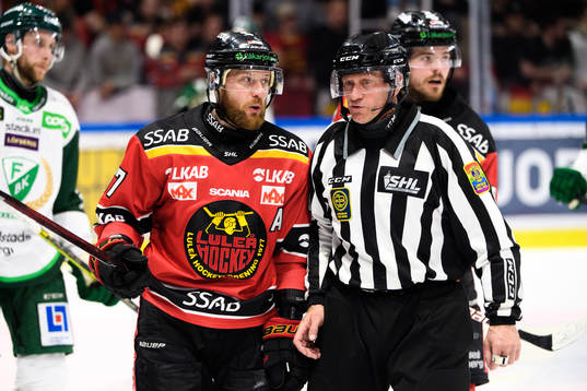 Luleås Linus Omark och linjedomare Jan Sandström