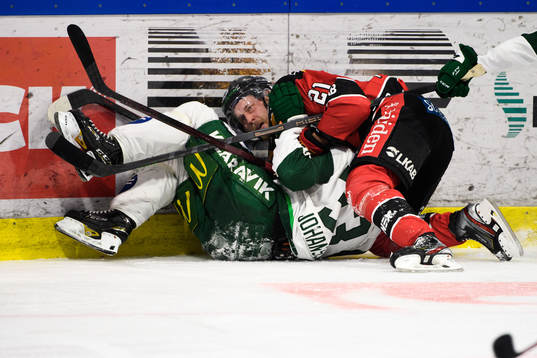 Färjestads Albert Johansson och Luleås Juhani Tyrväinen