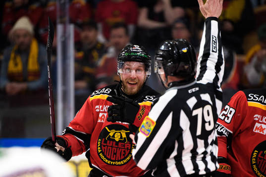 Luleås Juhani Tyrväinen reagerar mot linjedomare Henrik