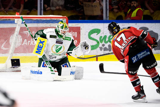 Färjestads målvakt Dominik Furch räddar skott från
