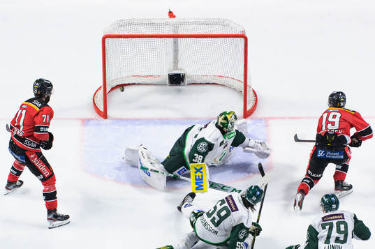 Luleås Konstantin Komarek gör 4-2 bakom Färjestads