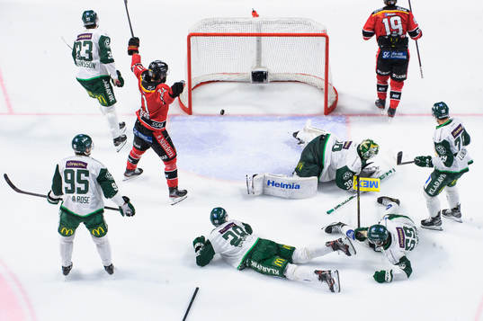 Luleås Linus Fröberg jublar medan Färjestads målvakt