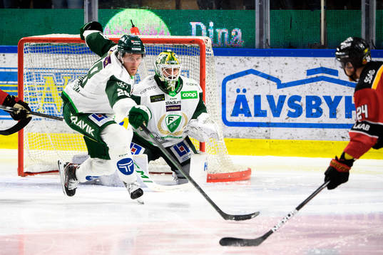 Färjestads Mattias Göransson och målvakt Dominik Furch
